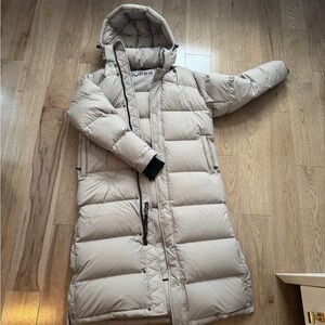 Aritzia super puff (M) NWOT
Never worn